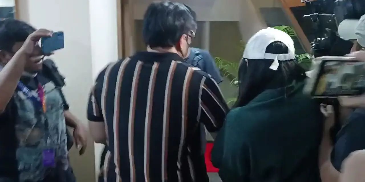 Sosok Ayah Kuat, David Bayu Eks Naif Genggam Tangan Audrey Temani Diperiksa Polisi Dugaan Video Syur