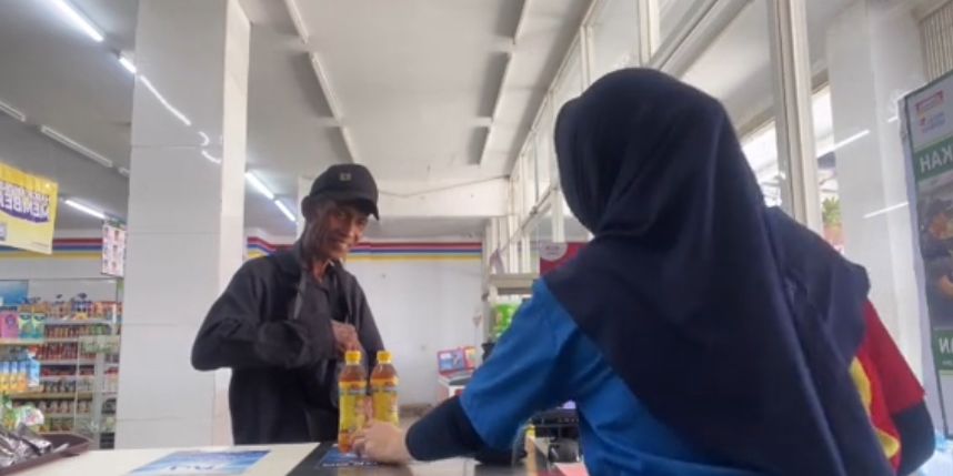 Aksi Perempuan Penjaga Kasir Minimarket Belikan Minuman untuk Pedagang Lansia yang Kelelahan Ini Viral, Banjir Pujian