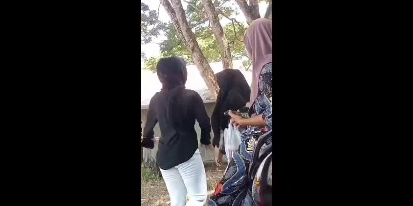 Cemburu, Wanita Ini Berkali-kali Tampar Siswi SMP Sampai Tersungkur Usai Ketahuan Video Call Seks dengan Suaminya