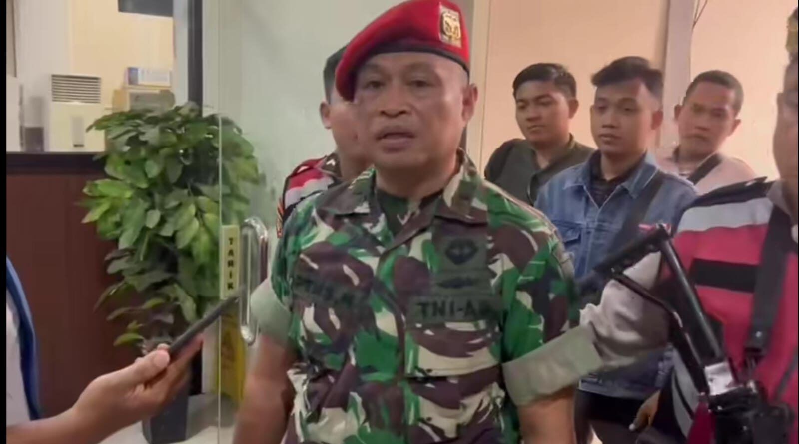 Terdakwa Kasus Penipuan Berseragam Loreng & Ngaku Kopassus Aktif Saat Sidang di PN Tangerang, Ini kata TNI AD