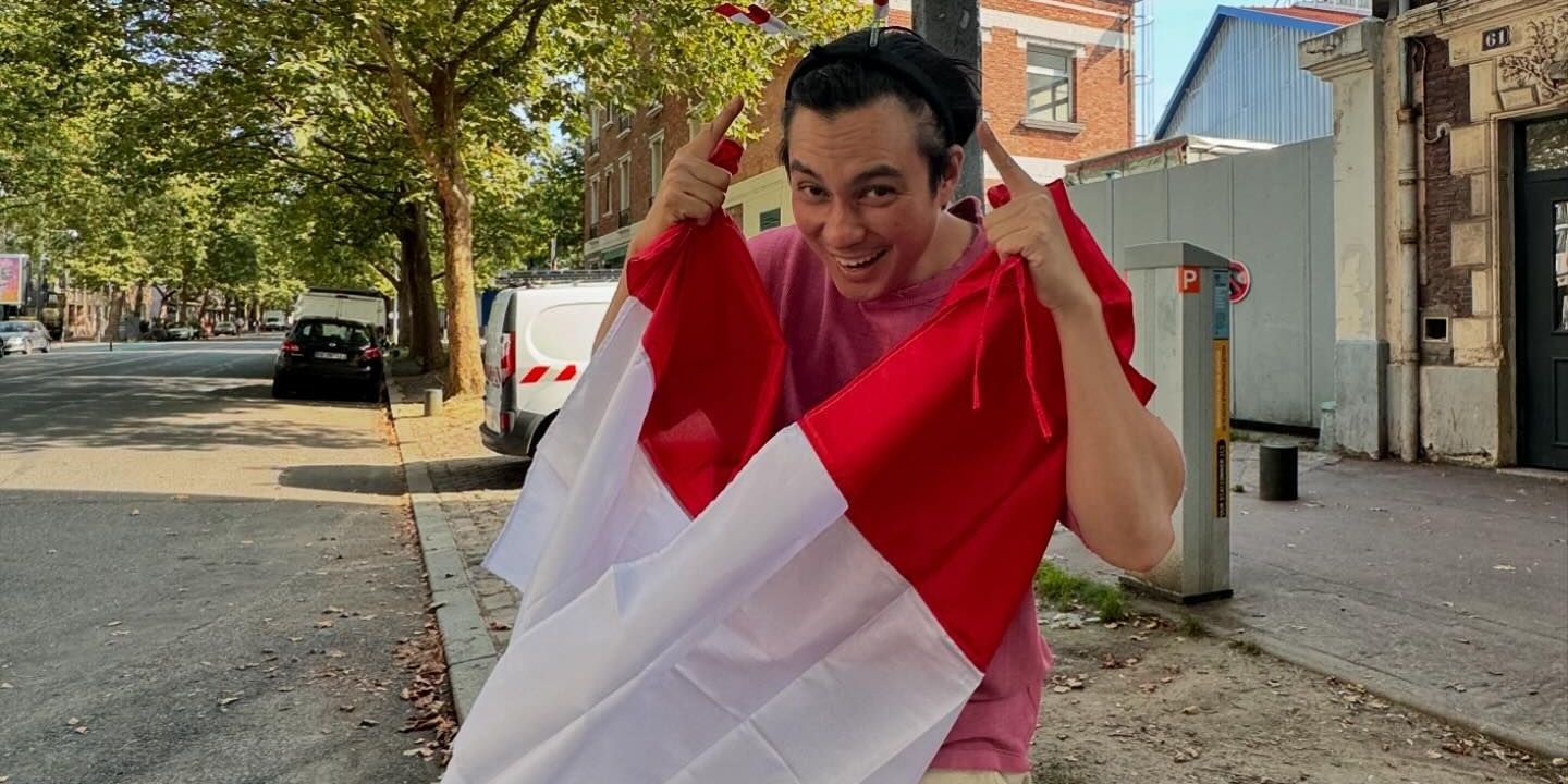 Potret Baim Wong Berangkat ke Paris untuk Nonton Pertandingan Olimpiade, Bawa Bendera Indonesia Dukung Atlet Panjat Tebing