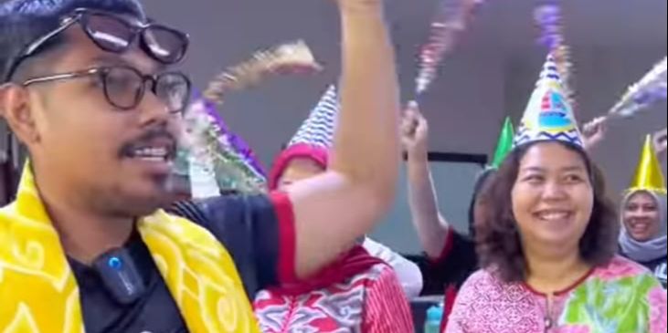 Momen Serah Terima Karyawan Pindah Divisi Bak Acara Pernikahan Betawi Ini Viral, Ada Kue Buaya hingga Adu Pantun