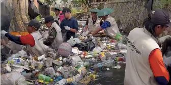 Pandawara Ungkap Biaya untuk Sekali Bersihkan Sampah di Sungai,