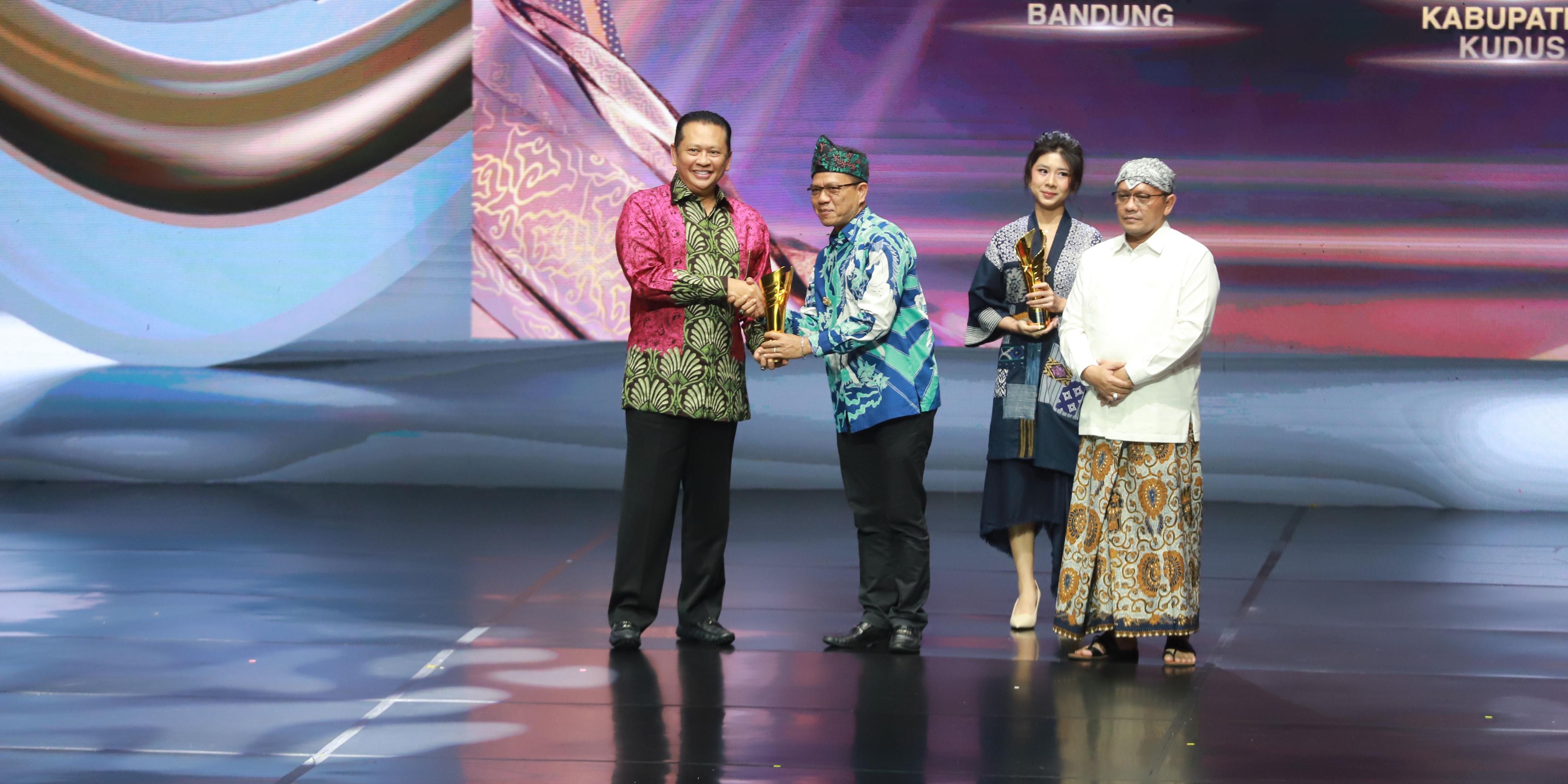 Bupati Dadang Supriatna Raih Penghargaan Pemimpin Daerah Awards 2024