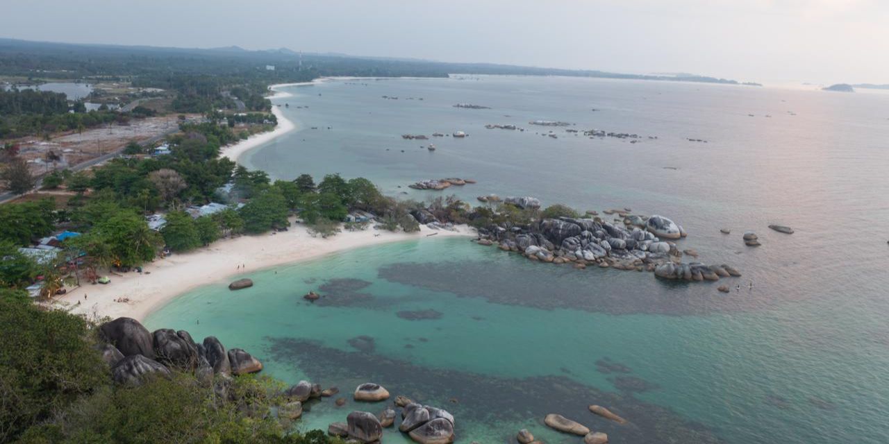 Pesona Pantai Tanjung Tinggi Belitung, Dipenuhi Hamparan Bebatuan Granit yang Unik hingga Jadi Tempat Syuting Laskar Pelangi