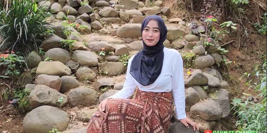 Untuk Menyambung Hidup, Gadis Desa Cantik dan Memesona Jualan Bensin Eceran