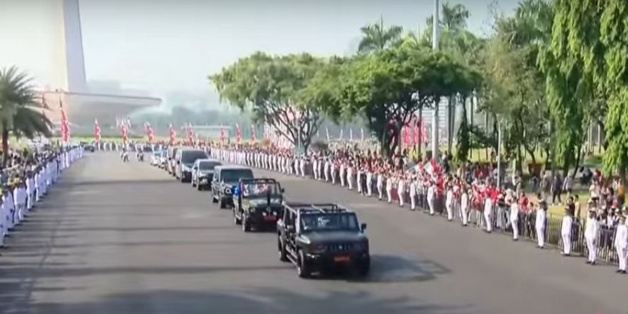 Ratusan Abang None dan Purna-Paskibraka Meriahkan Kirab Bendera Pusaka di Monas