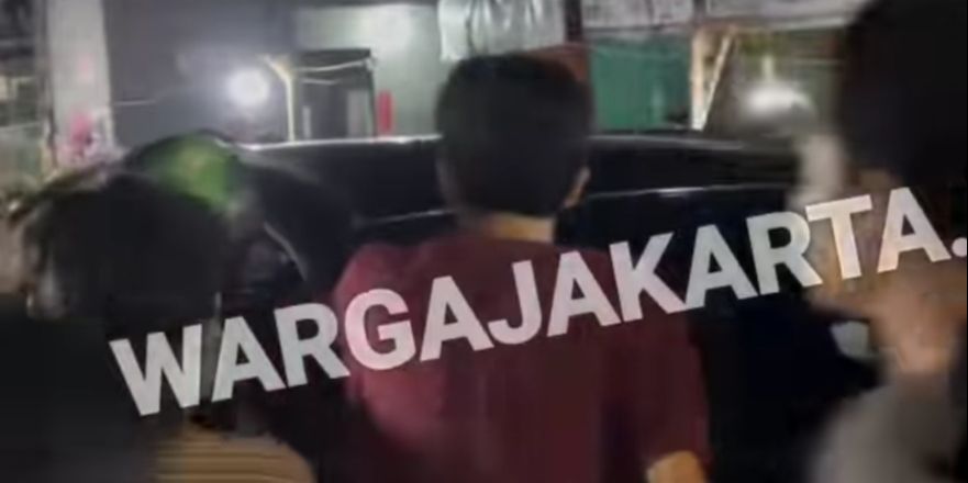 Dikira Mau Kabur Usai Serempet Warung di Cengkreng, BMW Diamuk Warga Pengemudi Dipaksa Keluar Mobil