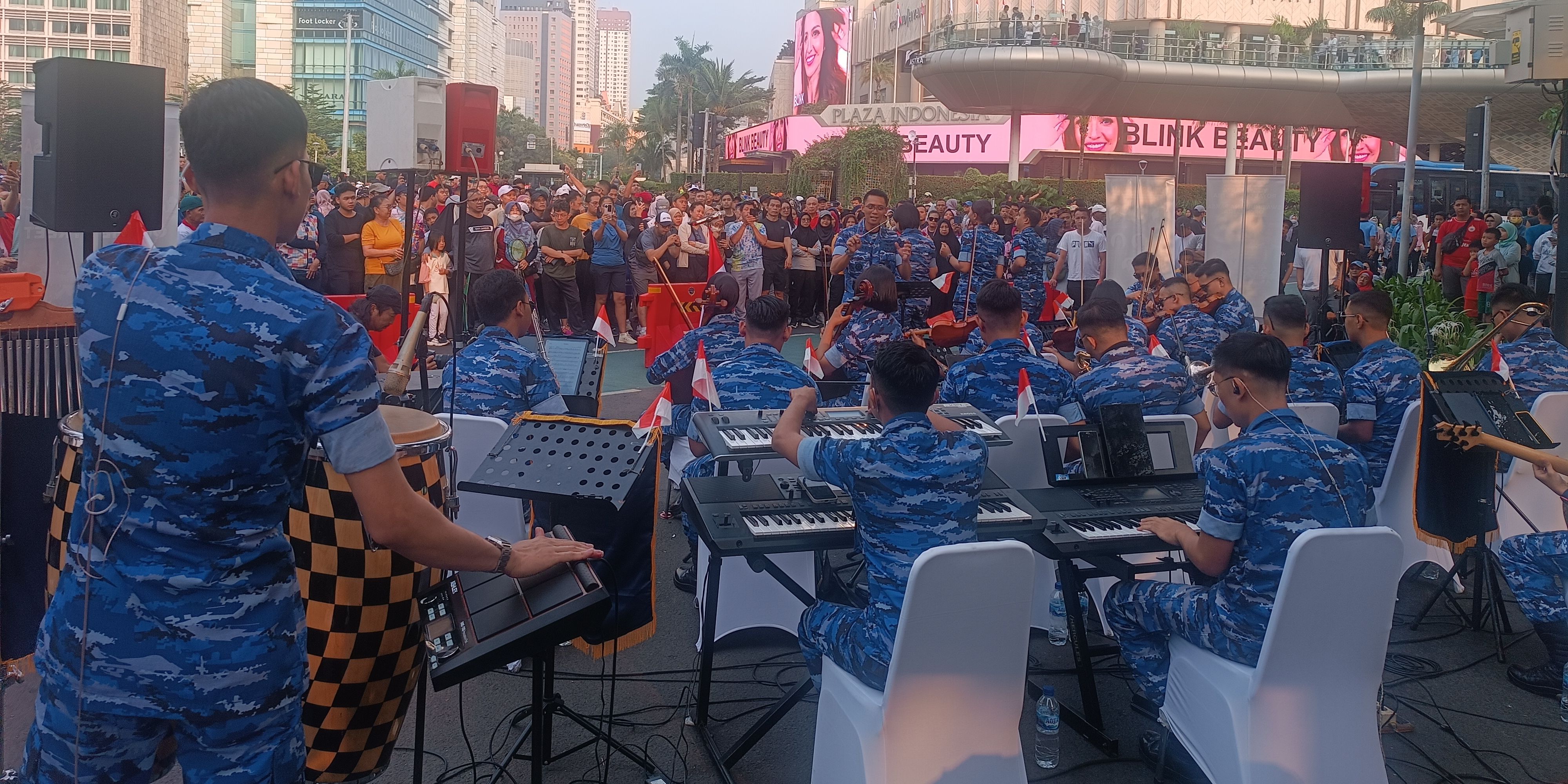 Potret Deretan Prajurit TNI Main Orkestra Sedot Perhatian Pengunjung CFD di HI