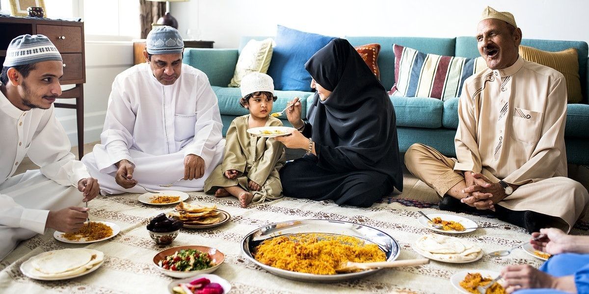 Cara Duduk Rasulullah ketika Makan dan Adab Lainnya sesuai Syariat