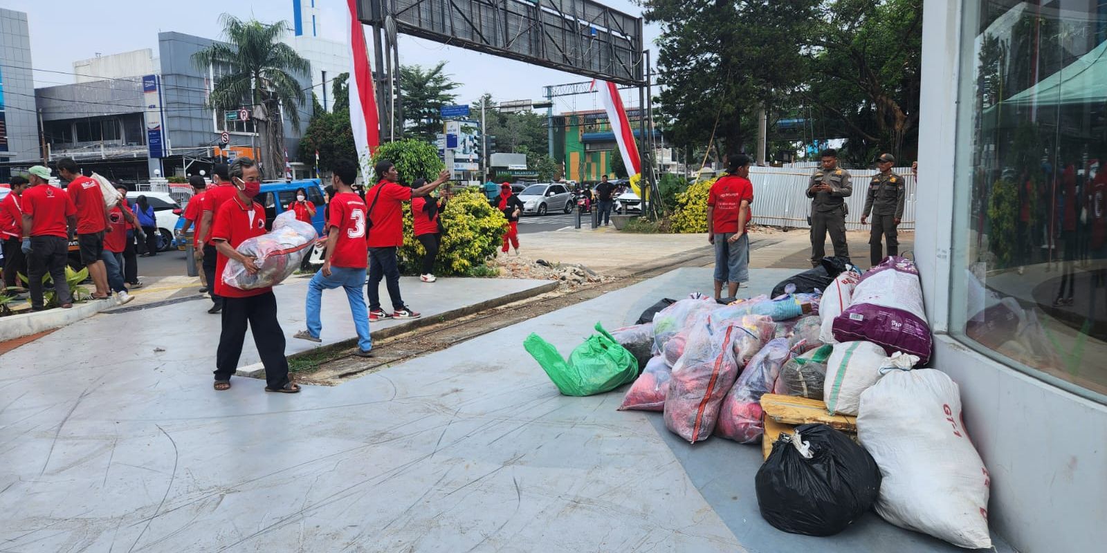 Geram Tak Kunjung Terima Solusi, Warga Depok Buang Karung-Karung Isi Sampah ke Kantor Wali Kota