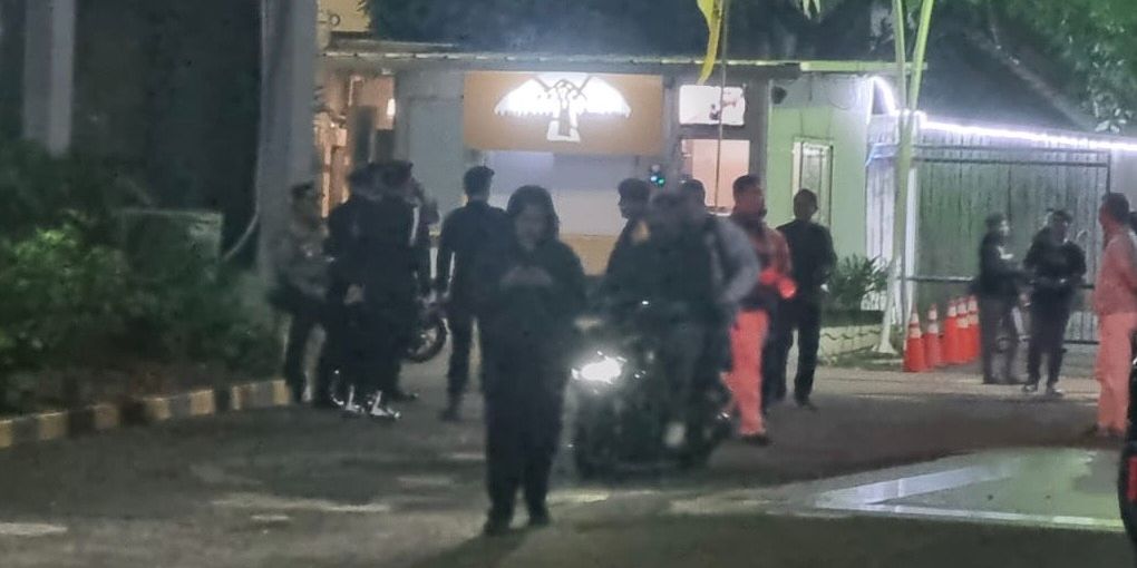 Usai Airlangga Mundur, Malam-Malam Anggota Brimob Berjaga di Markas Golkar