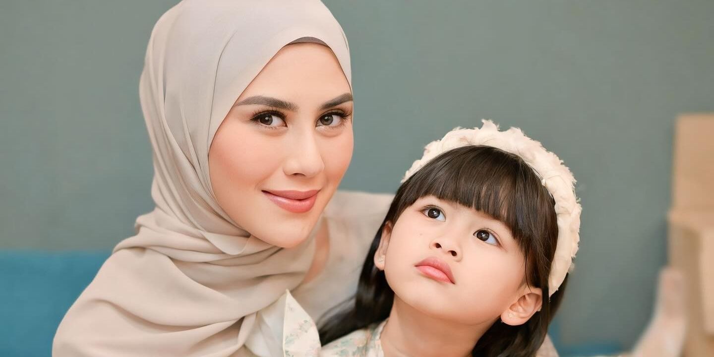 Makin Cantik Berhijab, Potret Syahnaz Sadiqah Bareng Zunaira yang Super Gemas 'Gini Rasanya Dicintai Ugal-ugalan'