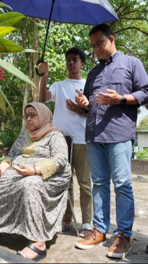 Anies Ziarah ke Makam Ayahnya, Teringat Pesan Agar Tidak Takut Diomongin Orang