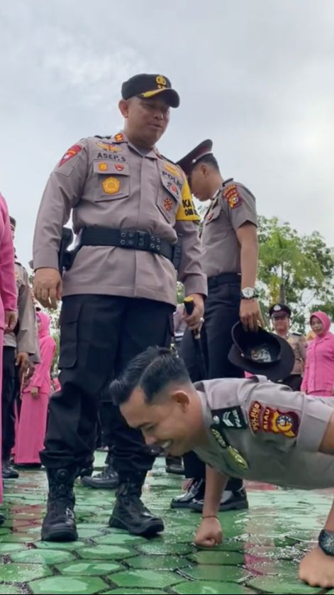 ⁠2 Bintara Polri Dihukum Komandan Gara-Gara Naik Pangkat Belum Didampingi Bhayangkari 'Jangan Kumis Saja Ditebalin'