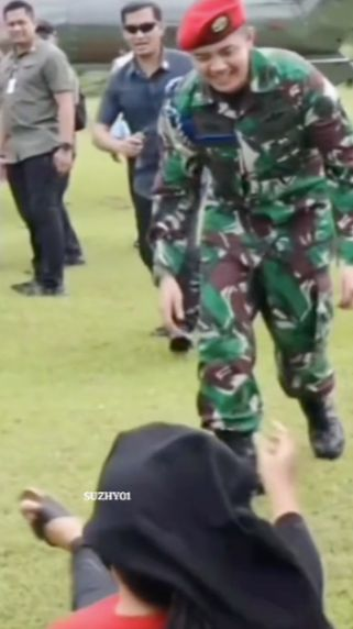 ⁠Perempuan Baju Merah Lari lalu Jatuh, Ditolong Mayor Teddy Indra jadi Salting