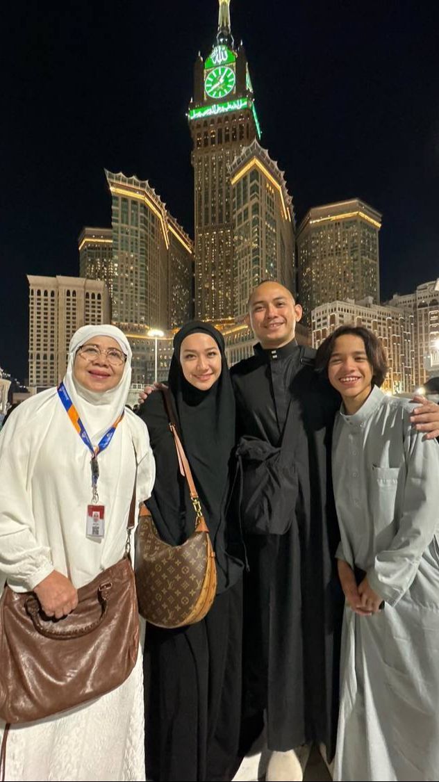 Melakukan Badal Umrah Untuk Ashraf Sinclair, Ini 8 potret Tiko Aryawardhana Bersama Keluarganya Yang Tuai Sorotan