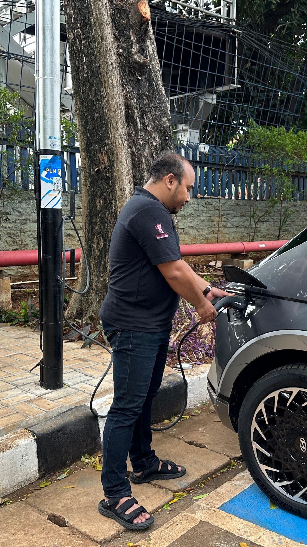 Tiang Listrik PLN Kini Bisa Jadi Tempat Charger Mobil Listrik, Begini Penampakannya