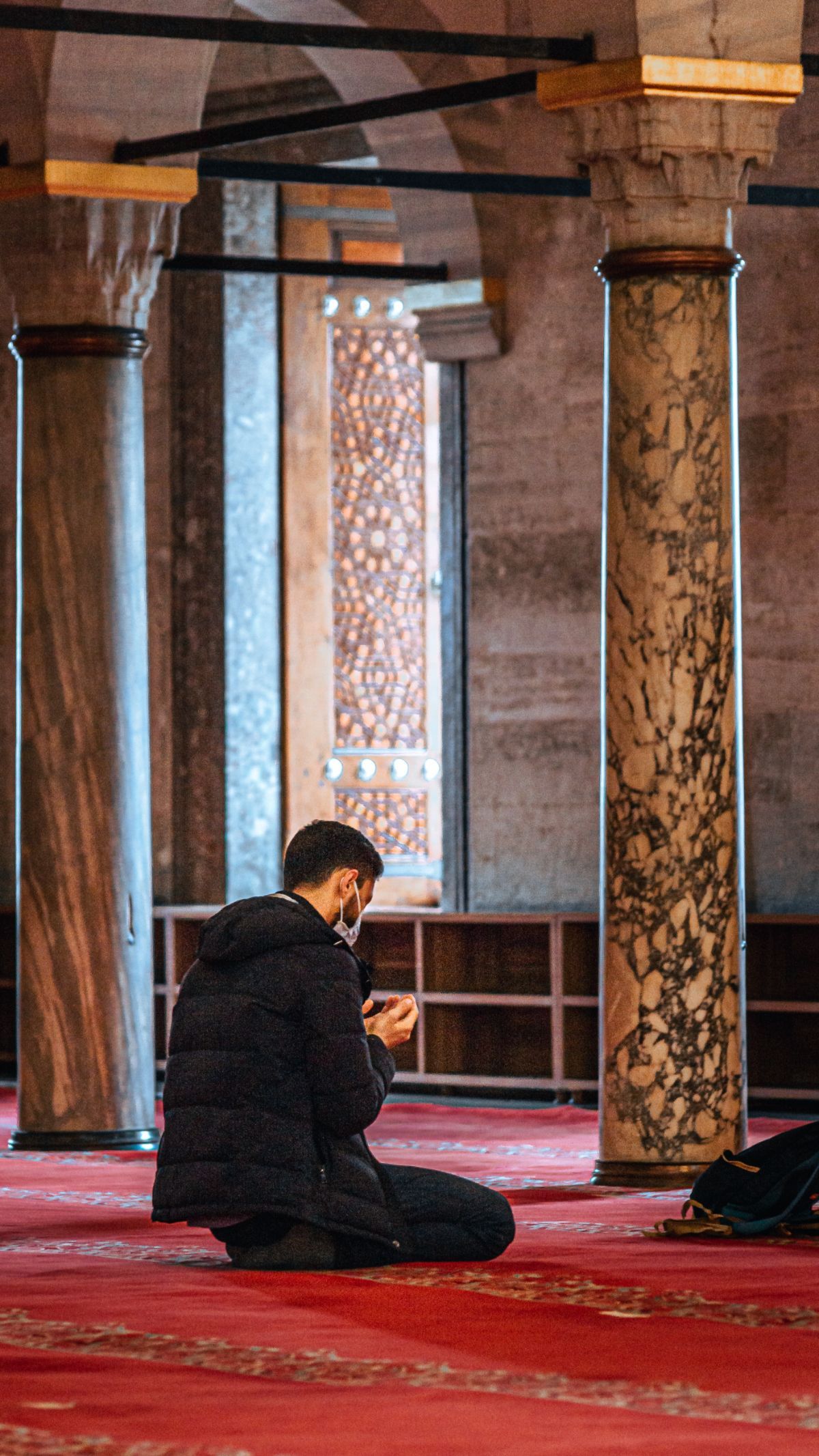 Bacaan Sholat 5 Waktu dari Niat sampai Salam, Lengkap dengan Arti