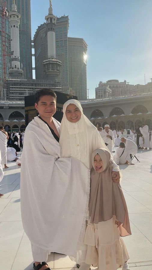 Gaya Kerudung Brie Putri Acha Septriasa saat Umrah, Gemesin Banget!