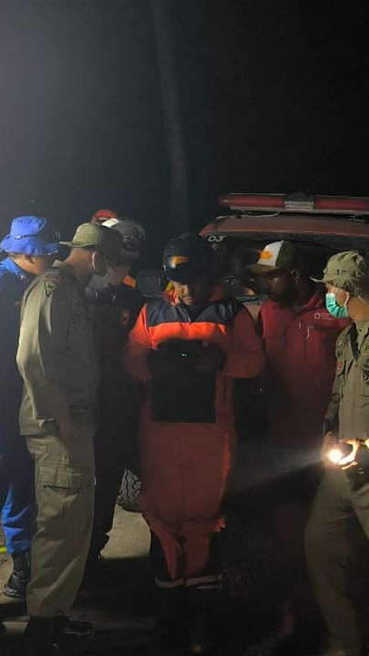 Momen Dramatis Evakuasi Warga Lereng Gunung Lewotobi, Tim SAR Gendong Lansia Menembus Hutan ke Pengungsian