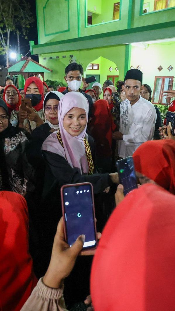 Menginap di Ponpes Miftahul Huda Lampung, Atikoh Ganjar Cerita Perjalanan Hidup hingga Ajak Santri Berselawat