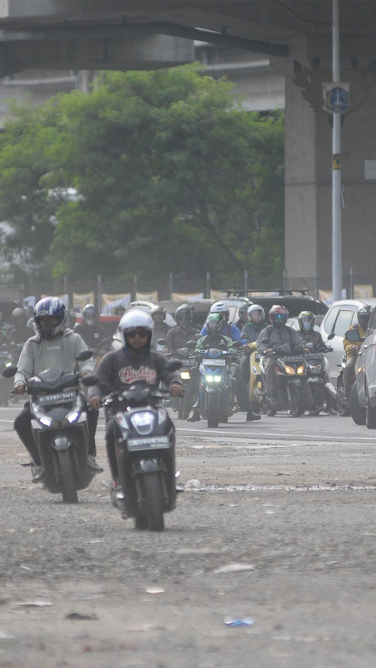 FOTO: Jalur Kalimalang Kian Macet Parah, Beginilah Kepadatannya Bisa Bikin Pemotor Stres dan Tak Mau Mengalah Terobos Bahu Jalan