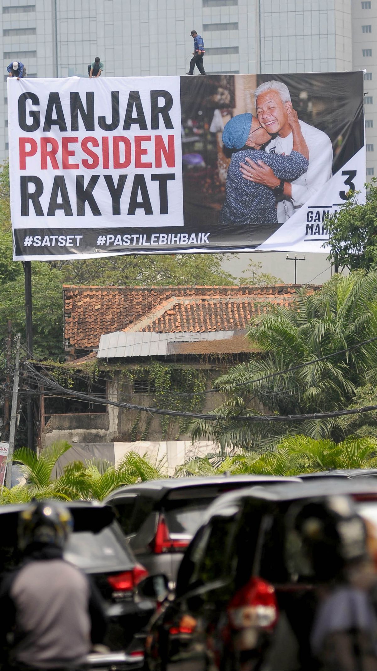 FOTO: Penampakan Baliho Ganjar Dicium Lansia Hiasi Kawasan Karet Tengsin