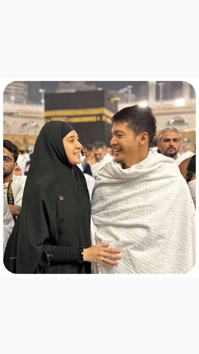 Potret Dimas Seto dan Dhini Aminarti  Umrah Bareng, Adem Lihatnya