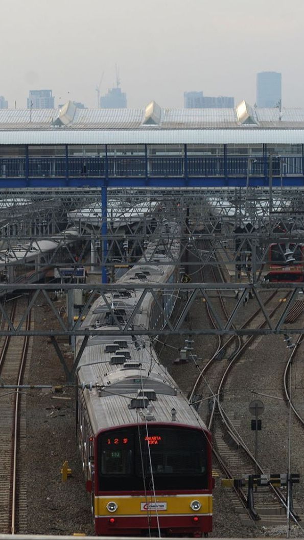 Kayu Besar Melintang di Rel Kranji Bikin KRL Bekasi-Kampung Bandan Terganggu, Ini Penampakannya