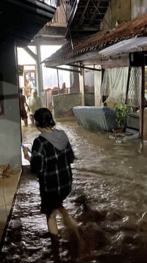 Banjir Besar Terjang Braga Bandung, Rumah-Rumah Warga Terendam hingga Satu Meter Lebih