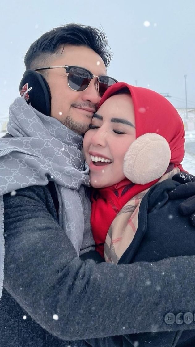 8 Foto Bahagia Angga Wijaya Saat Umumkan Kehamilan Sang Istri Tercinta