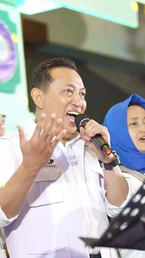 ⁠Momen Kapolri Jenderal Listyo Sigit Prabowo 'Happy' Banget Ikut Reuni Putih Abu-abu, Penampilannya Pakai Seragam SMA Curi Perhatian