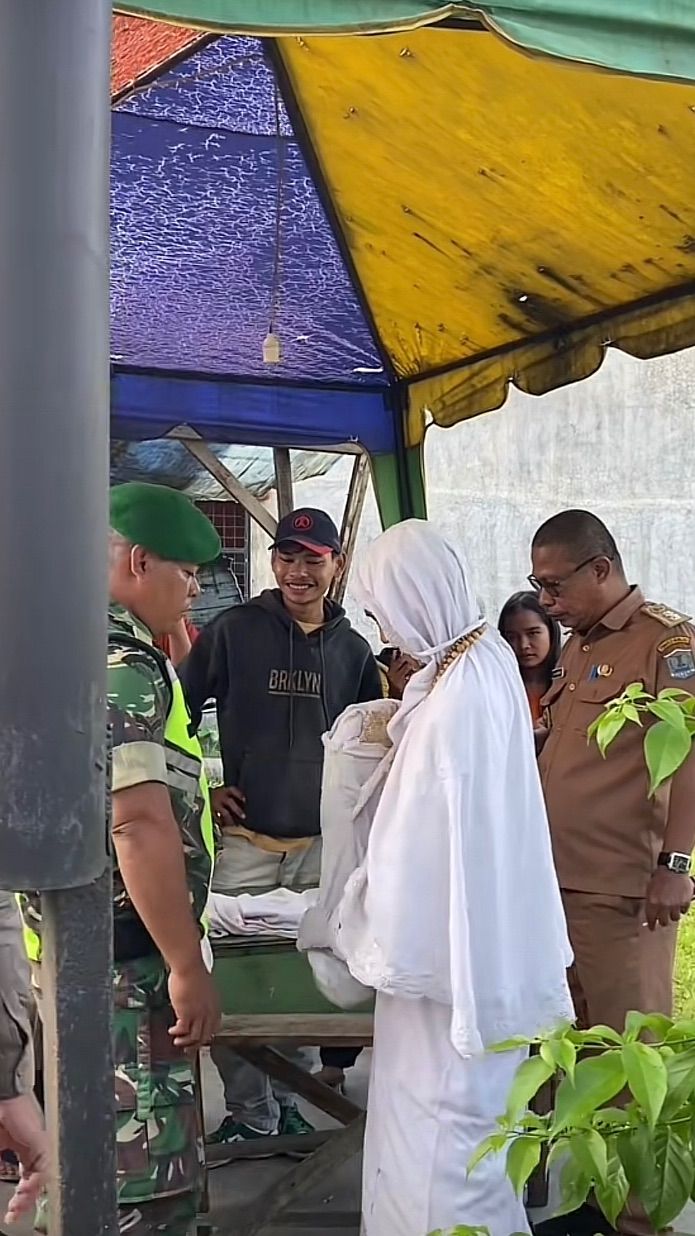 Viral Aksi Ibu-ibu Pakai Baju hingga Motor Serba Putih, Begini Endingnya