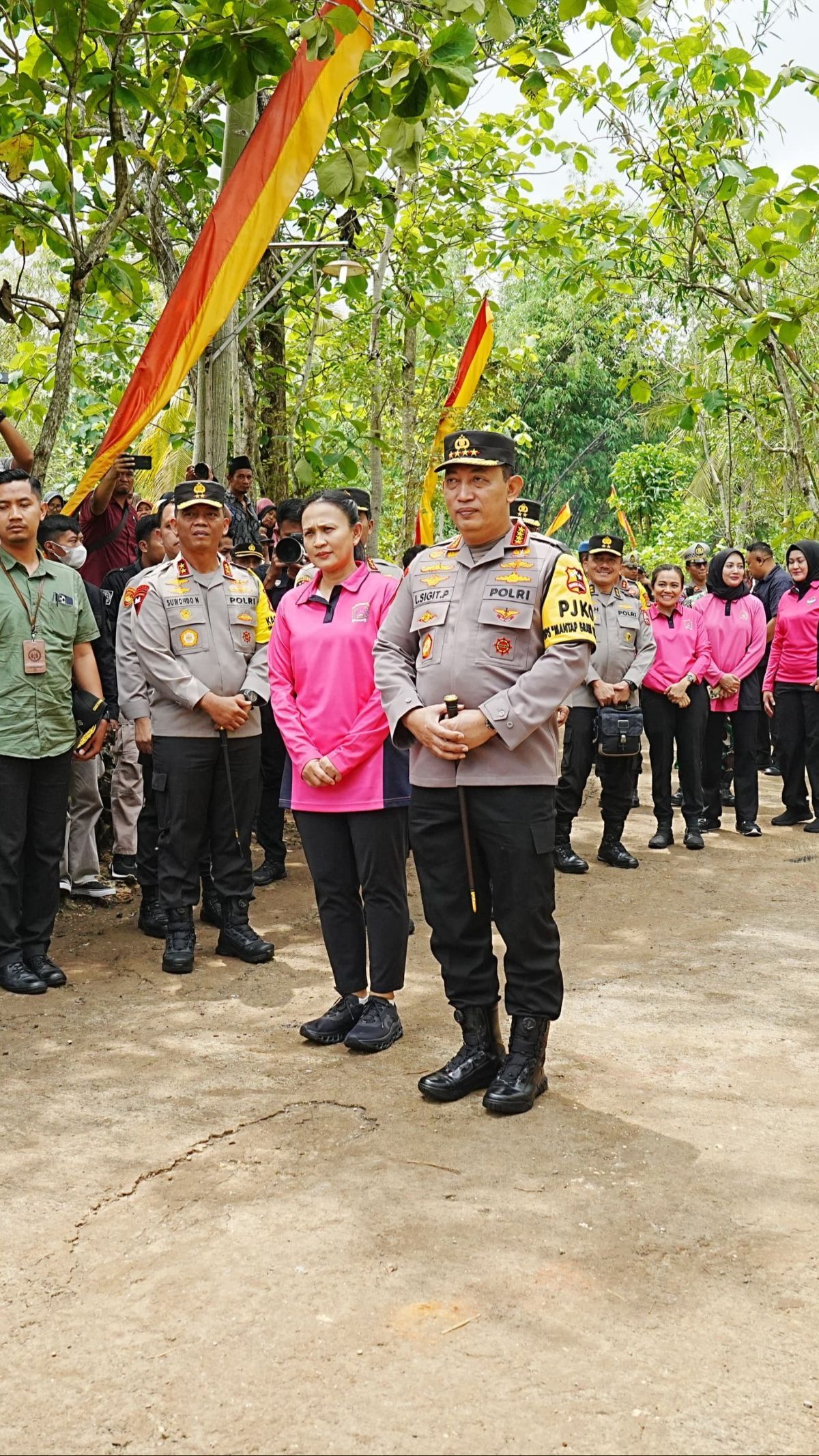 Jenderal Sigit Ajak Istri Pakai Seragam Putih Abu-Abu, Netizen Salah Fokus: Awet Muda ya Ibu Kapolri