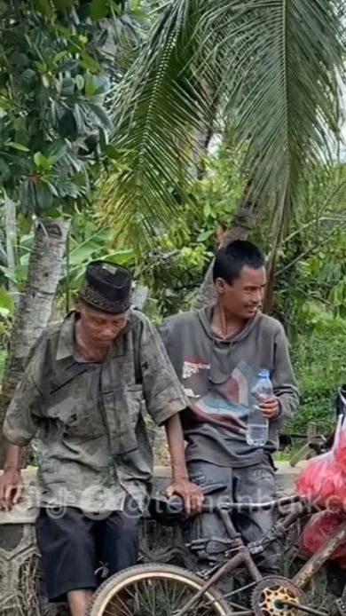 Viral Kisah Haru Perjuangan Lansia 80 Tahun Bersama Anaknya yang ODGJ, Diajak Jualan