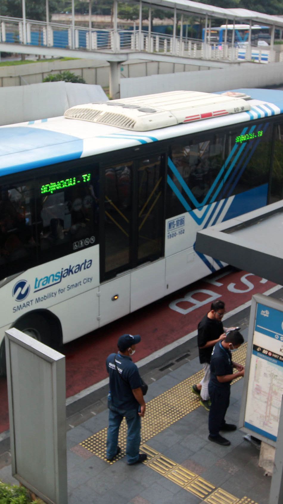 Dishub DKI Buka Suara Terkait Stiker Heru Budi di Halte TransJakarta