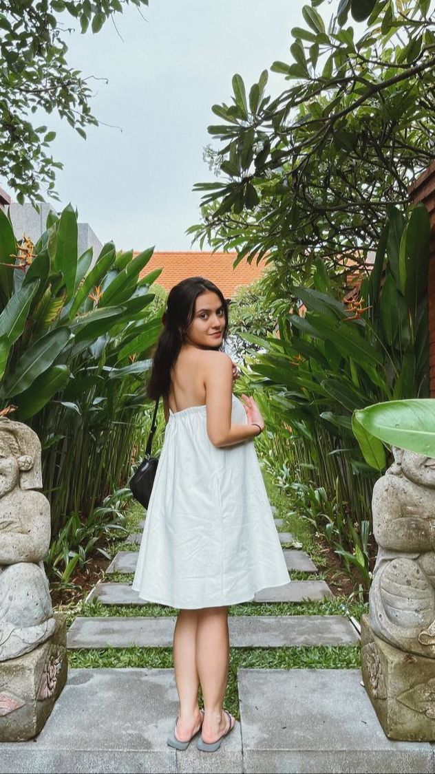 Potret Cantik & Imutnya Marsha Aruan di Bali, Pakai Mini Dress Putih Curi Perhatian