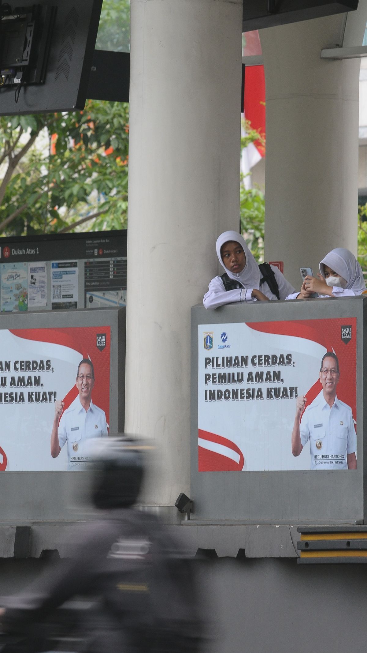 FOTO: Penampakan Stiker Heru Budi di Halte TransJakarta yang Disebut Warga Rusak Pemandangan