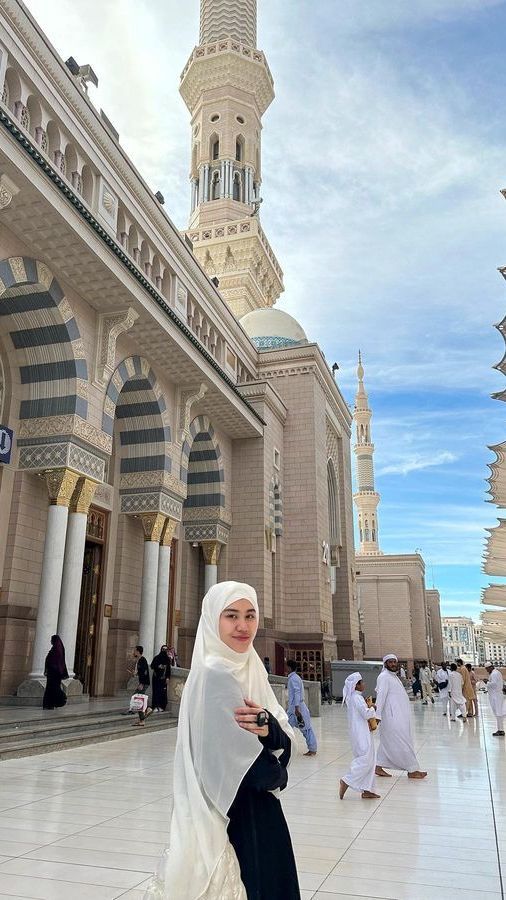 Tampil Memesona Mengenakan Hijab, Intip Potret Aaliyah Massaid Jalani Ibadah Umrah di Tanah Suci