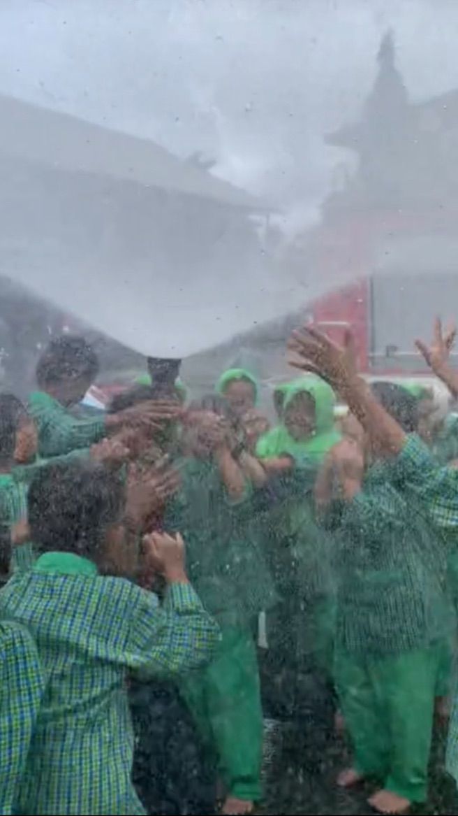 Jingkrak-Jingkrak Senang, Momen Anak TK di Muara Enim Main 'Hujan Buatan' dari Petugas Damkar Ini Viral