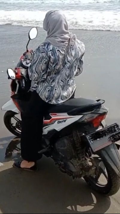 Demi Konten Estetik Naik Motor di Pinggir Pantai, Wanita Ini Nyaris Kehilangan Kendaraannya