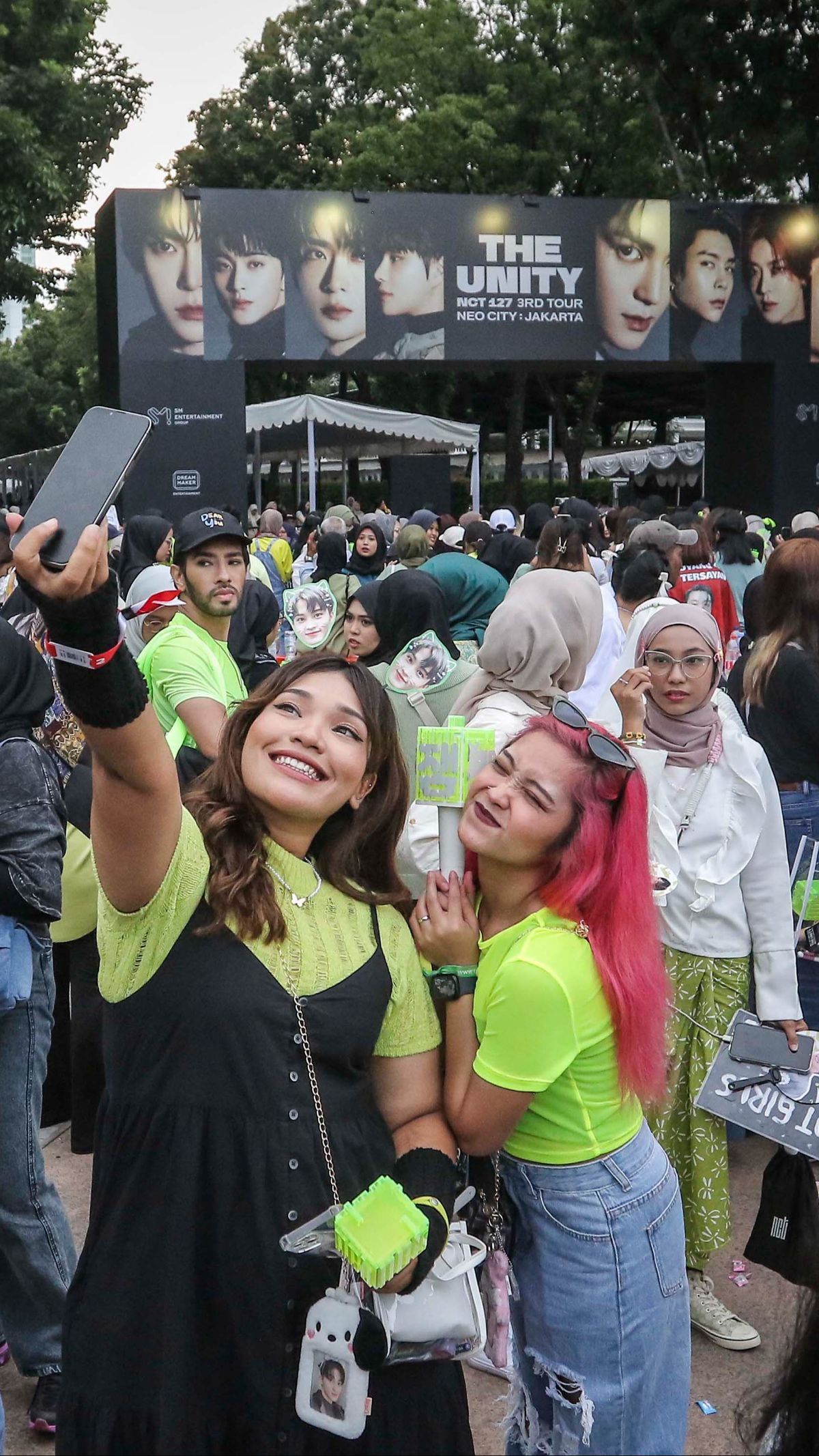 FOTO: Penuh Antusias, Ribuan Penggemar NCT 127 Padati Hall Indonesia Arena