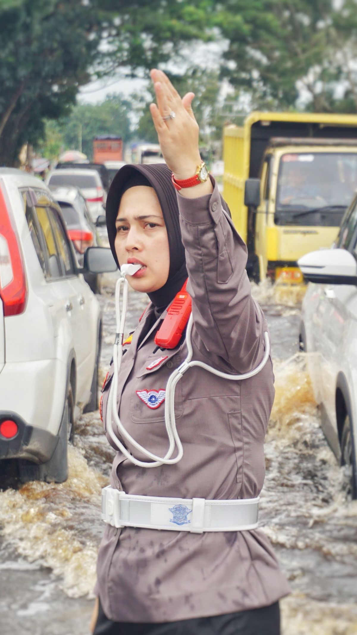 Momen Polwan Cantik Berhijab Terjang Banjir Demi Atur Lalu Lintas Jalan Lintas Riau-Sumut