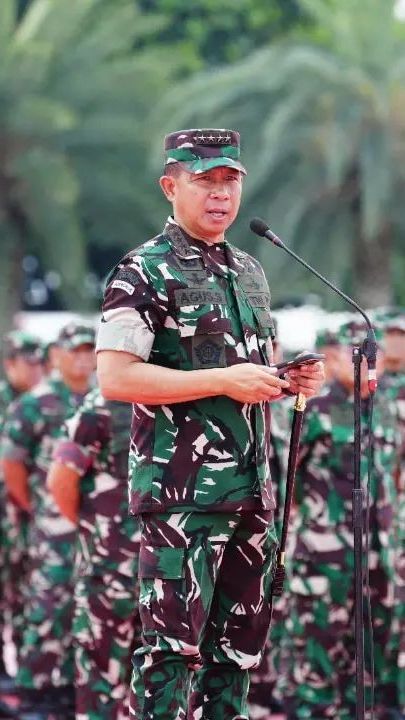 Tanpa Seragam Loreng, Gaya Kasual Panglima TNI Temui Warga jadi Sorotan, Kenalkan Istrinya yang Cantik