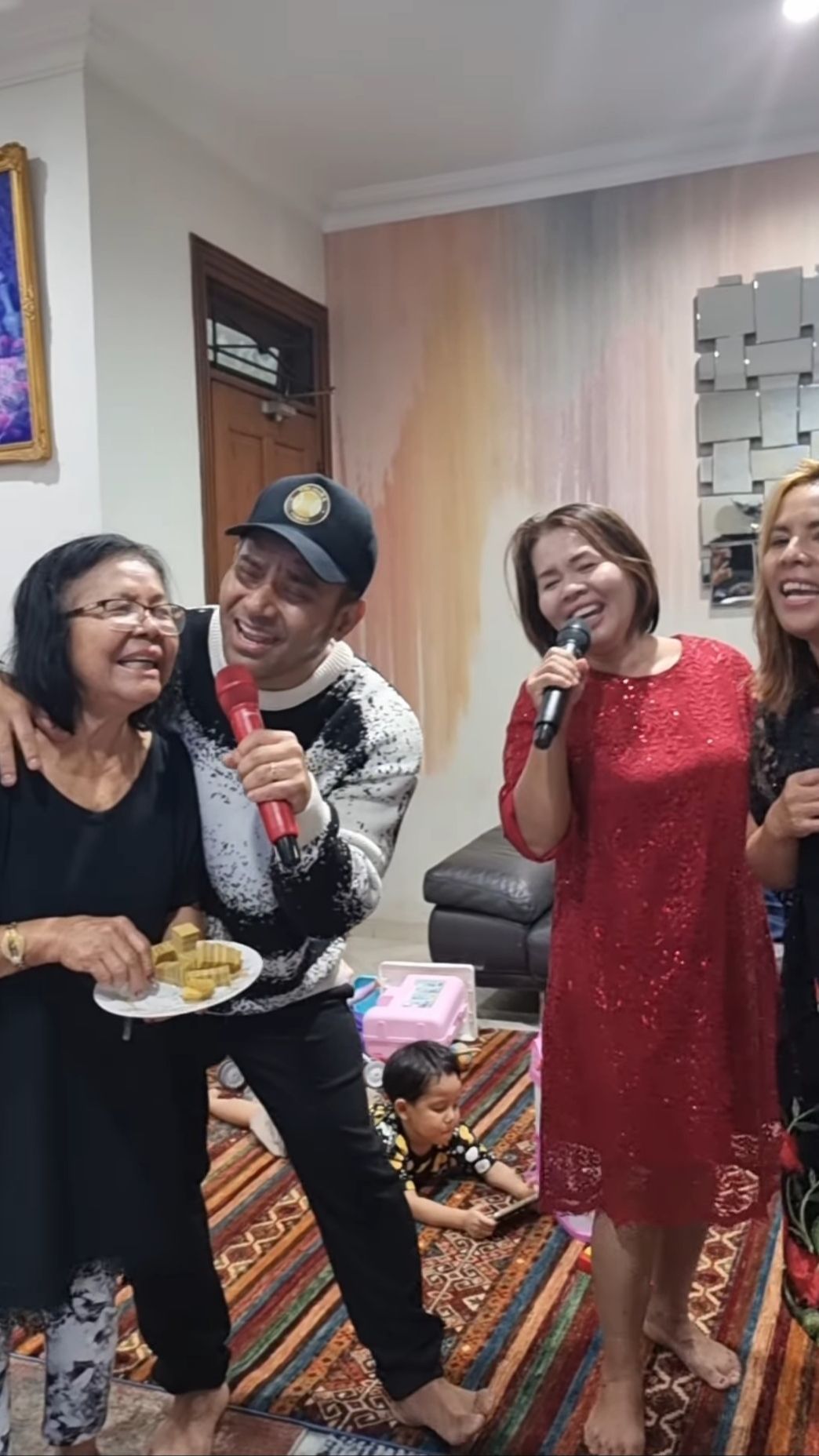 Momen Keseruan Judika saat Merayakan Ulang Tahun sang Ibu ke-78 Tahun, Nyanyi Bareng