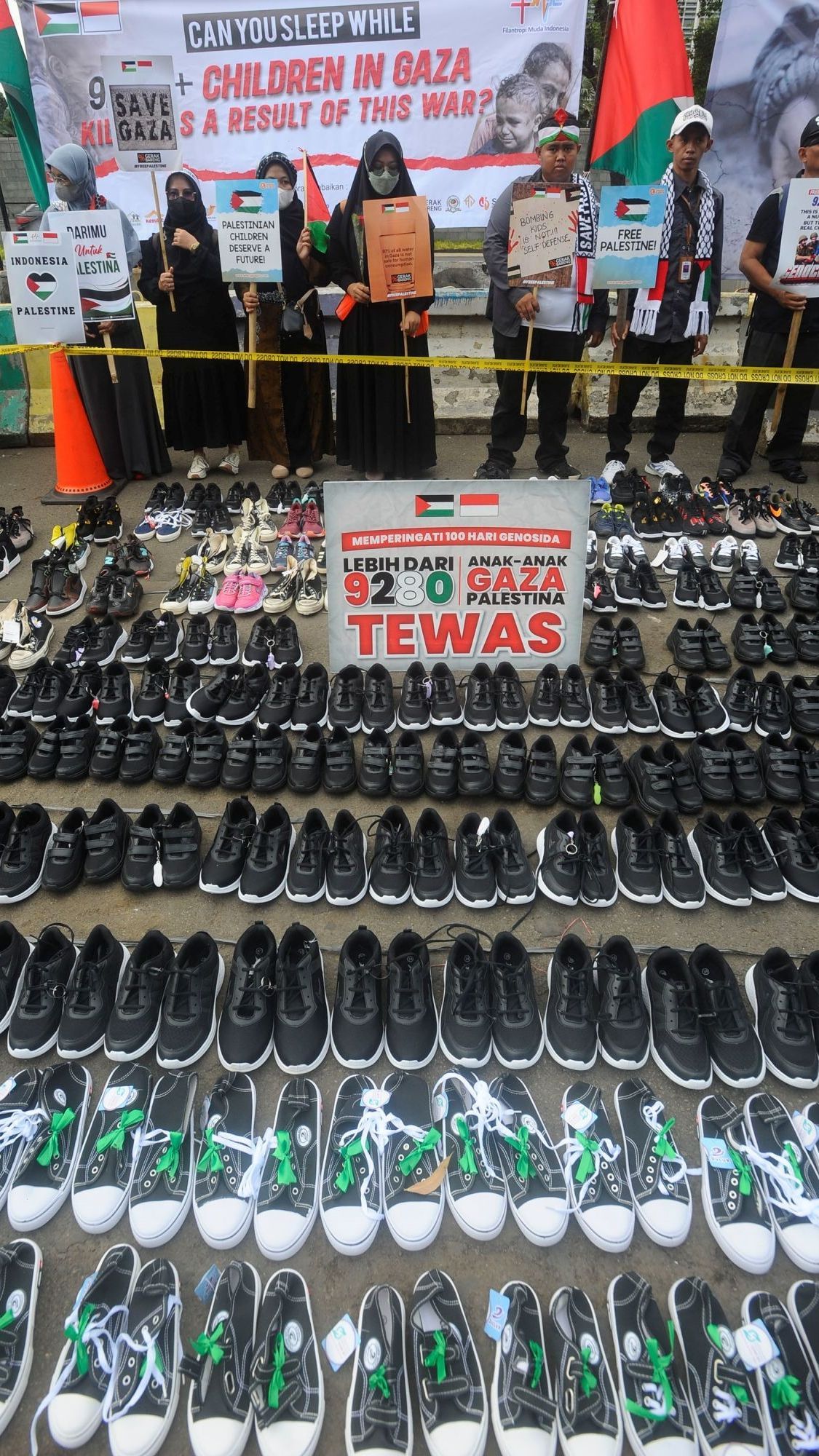 FOTO: Seratus Hari Genosida di Gaza, Massa Demonstran Kirim Seribu Pasang Sepatu Anak-Anak ke Kedubes AS di Jakarta