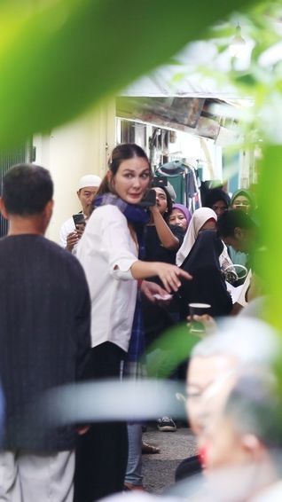 Potret Suasana Rumah Maxime Bouttier Pasca Kematian sang Ibundaya - Luna Maya Terekam Bagikan Kopi ke Pelayat.