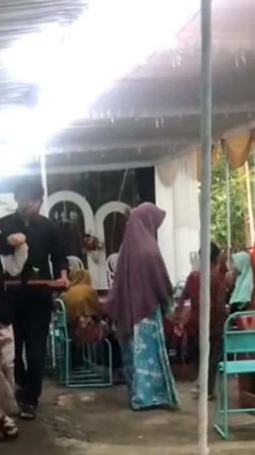 Viral Momen Mahasiswa KKN Bantu Hajatan Warga Setempat, Aksinya Curi Perhatian