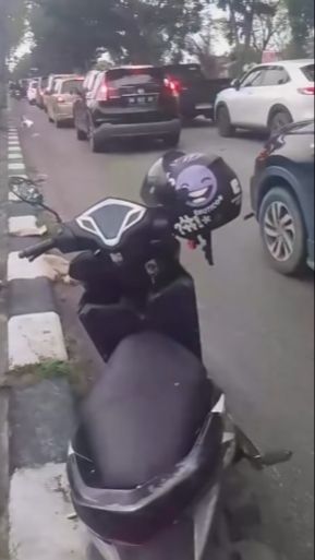 Bapak ini Ban Motornya Bocor Mau Antar Anak Sekolah, Kaget Bukan Main Sang Putra Diberi Tumpangan Sosok Penting